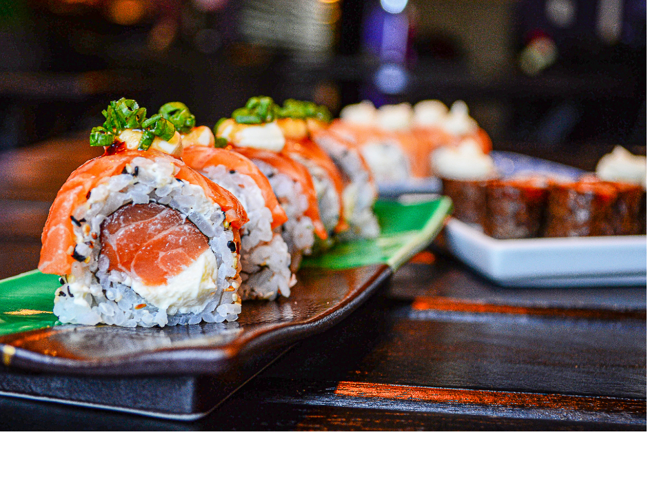 Bandeja de sushi de salmón ubicado en una mesa