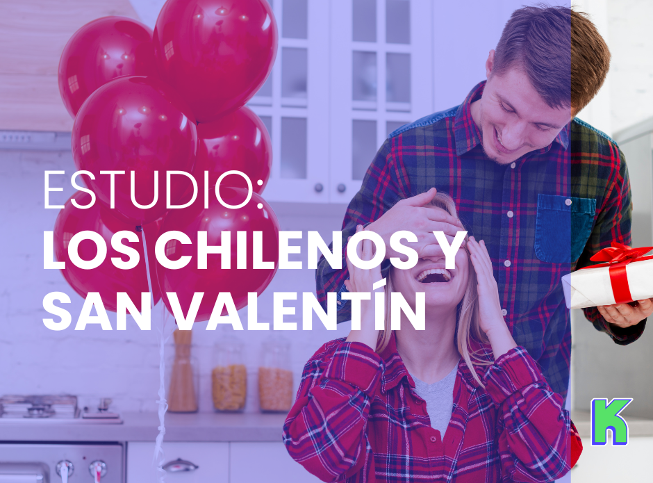 Pareja de consumidores celebran San Valentín con obsequios.